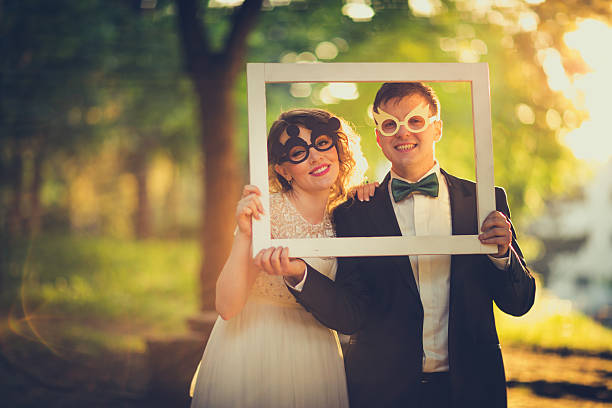 recém-casados casal - pair couple cheerful laughing - fotografias e filmes do acervo