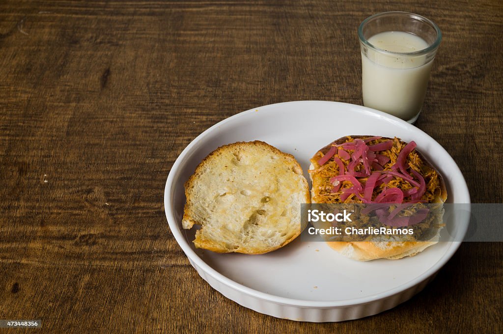 El lechón sándwich con Horchata agua.   Torta de Cochinita Pibil - Foto de stock de 2015 libre de derechos