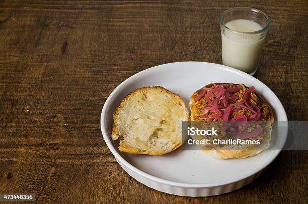 El Lechón Sándwich Con Horchata Agua Torta De Cochinita Pibil Foto de stock y más banco de imágenes de 2015