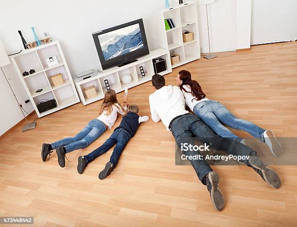 Junge Familie Vor Dem Fernseher Zu Hause Stockfoto und mehr Bilder von Familie - Familie, Fernseher, Wohnzimmer