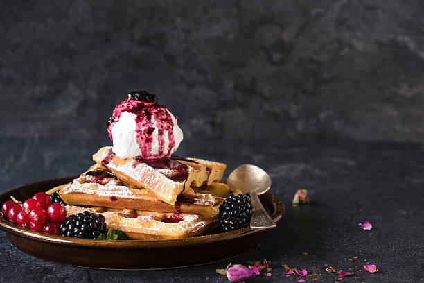 구은 와플, 아이스크림 - waffle waffled belgian waffle food 뉴스 사진 이미지