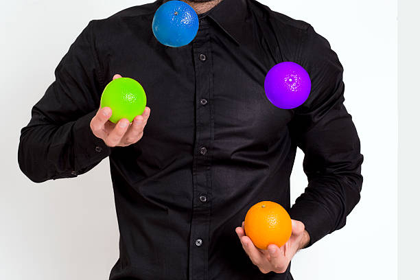 uomo fare il giocoliere - juggling efficiency skill businessman foto e immagini stock