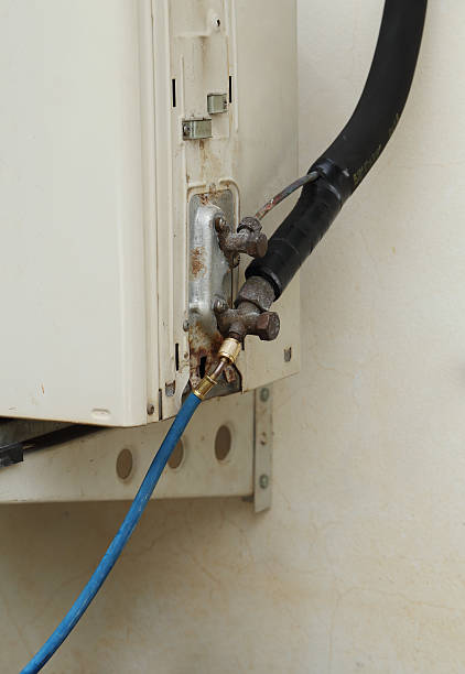 istock filling refrigerant to air conditioner 473455334