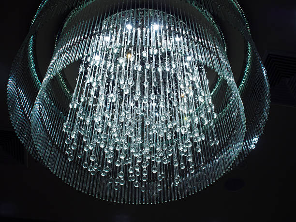 chandelier de cristal - ornamented accessory fotografías e imágenes de stock
