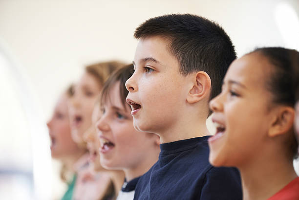 gruppe von schulkindern in chor singen gemeinsam - geistliche musik stock-fotos und bilder