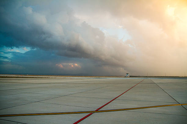 aeroporto di vuoto con splendida cielo - runway airport airfield asphalt foto e immagini stock