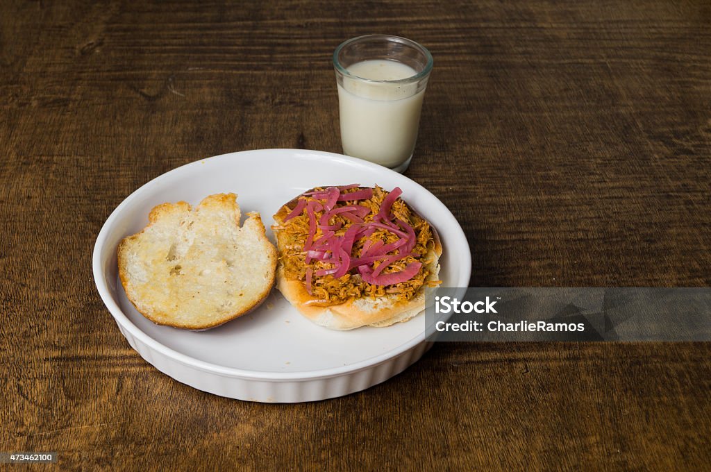 El lechón sándwich con Horchata agua.   Torta de Cochinita Pibil - Foto de stock de 2015 libre de derechos