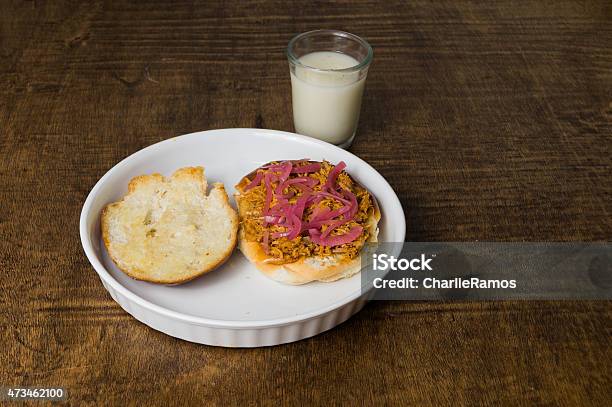 El Lechón Sándwich Con Horchata Agua Torta De Cochinita Pibil Foto de stock y más banco de imágenes de 2015