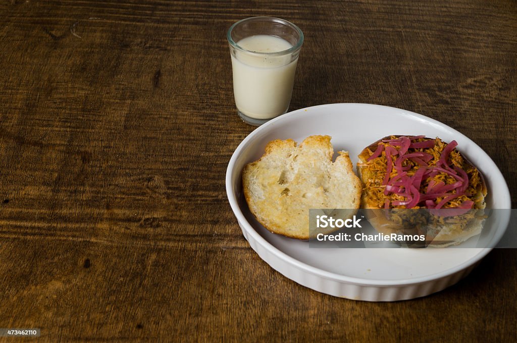 El lechón sándwich con Horchata agua.   Torta de Cochinita Pibil - Foto de stock de 2015 libre de derechos