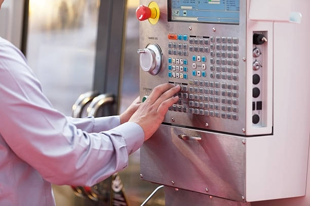 człowiek pracy w programowalną maszynę - industrial equipment automated business push button zdjęcia i obrazy z banku zdjęć