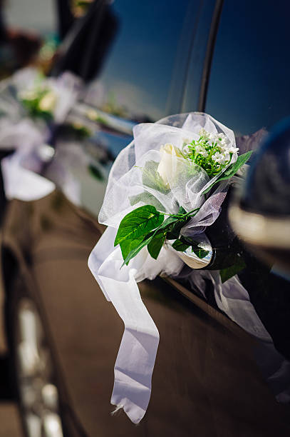 istock Wedding bouquet on vintage wedding car 473470252