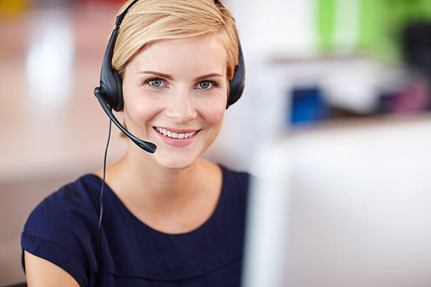 jestem tutaj, aby pomóc - customer service representative women service telephone zdjęcia i obrazy z banku zdjęć