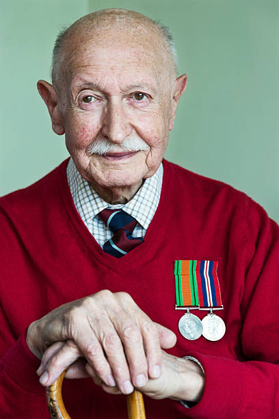 retrato de 90 anos de guerra de mundo 2 veterano de guerra. - 80 year old imagens e fotografias de stock