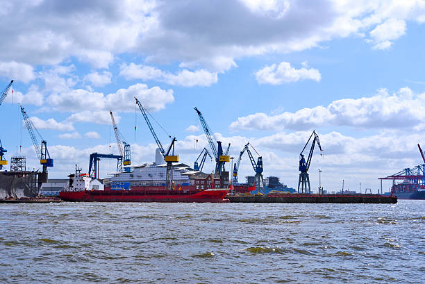 porto de hamburgo - hamburg germany harbor cargo container commercial dock imagens e fotografias de stock