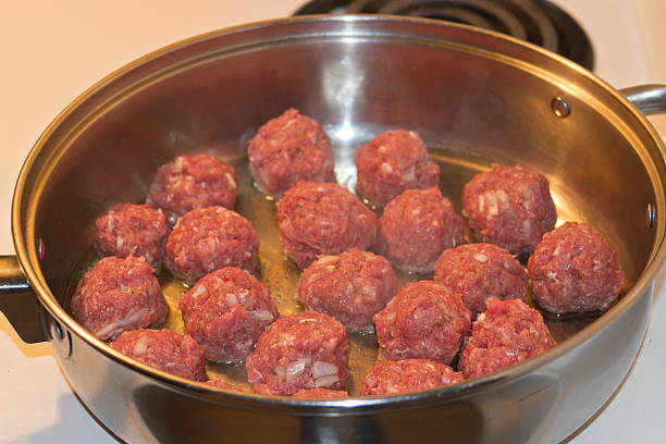 istock Simmering Meatballs Close Up 473517730