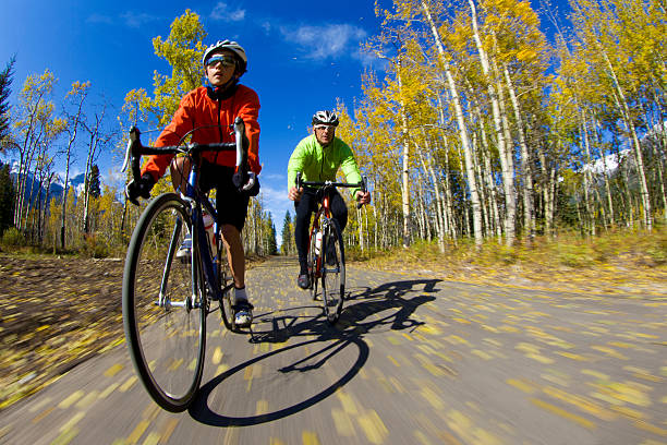 padre e hijo en bicicleta en caminos - usa action adventure aspen tree fotografías e imágenes de stock