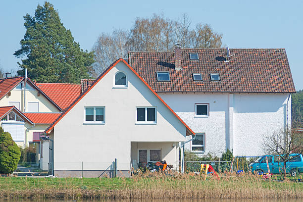 dom z ogrodem w pobliżu rzeki - detached house semi detached house home interior germany zdjęcia i obrazy z banku zdjęć