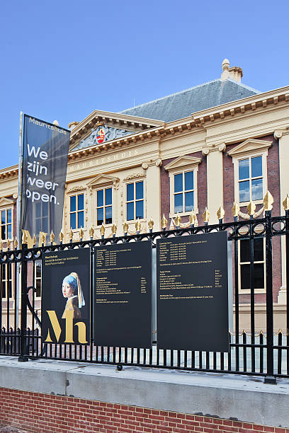 観光でマウリッツハウス美術館美術館で、晴れた日は、オランダ - クリンカーディンギー ストックフォトと画像