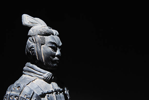 chine en terre cuite de l'empereur statue de fond - terracotta soldiers xian terracotta tomb photos et images de collection