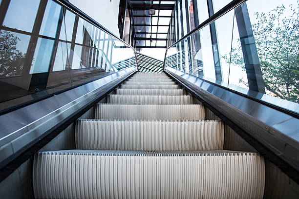 vacío escalera mecánica las escaleras - escalator steps staircase moving up fotografías e imágenes de stock