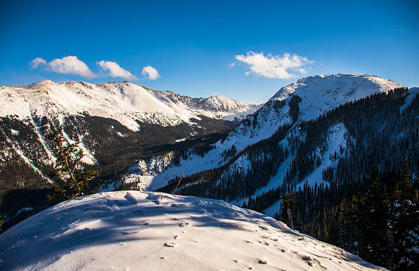 skigebiet taos ski valley blick auf schneebedeckte kachina peak wheeler - taos stock-fotos und bilder