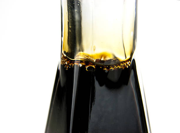 tradizionale italiano aceto balsamico isolato su sfondo bianco - vinegar balsamic vinegar modena italy foto e immagini stock