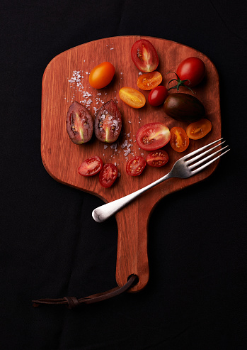 Shot of seasoned cocktail tomatoes on a cutting boardhttp://195.154.178.81/DATA/i_collage/pu/shoots/804614.jpg