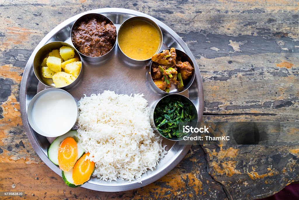 네팔어 탈리 식사 세트가 양고기 curry - 로열티 프리 건강한 식생활 스톡 사진