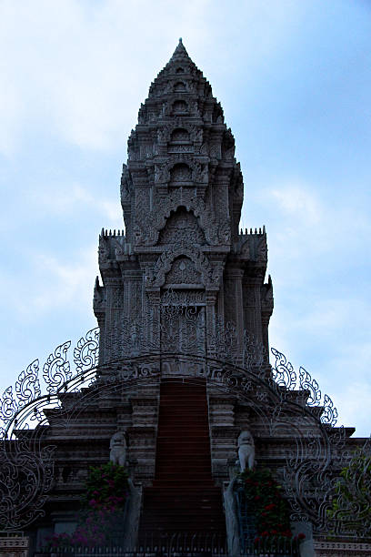 At the dusk the entrance of the silver pagoda is immerse in a mysterious and hypnotic atmosphere.