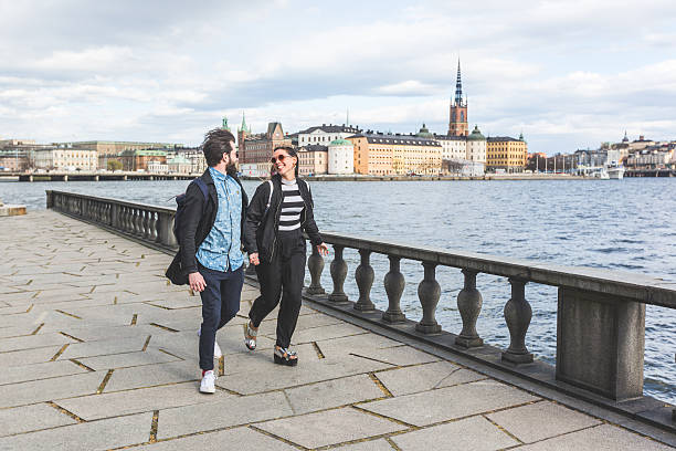 młoda para biegania także hipsterskie ręka w rękę w sztokholmie - couple old fashioned hipster holding hands zdjęcia i obrazy z banku zdjęć