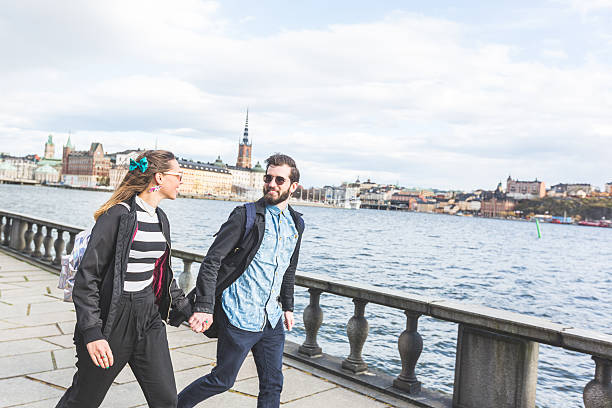 young hipster pareja corriendo de la mano en estocolmo - couple old fashioned hipster holding hands fotografías e imágenes de stock