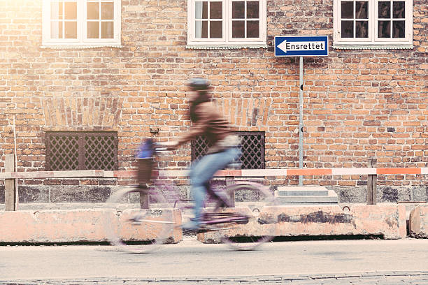niewyraźne osoba idzie przez rower w kopenhadze - denmark copenhagen brick street zdjęcia i obrazy z banku zdjęć