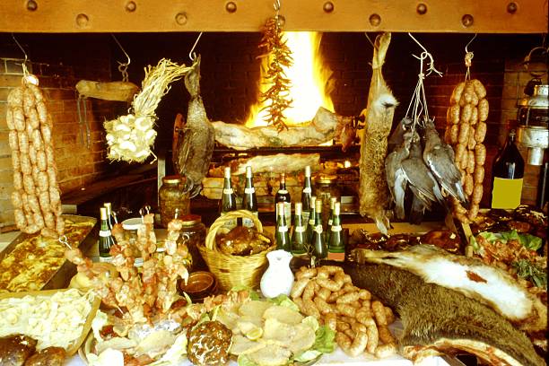 tuscan alimentos, cozinha italiana, país de cozinhado, - roasted spit roasted roast pork barbecue grill imagens e fotografias de stock
