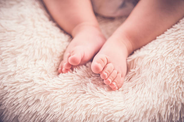 Pequeno bebê Pés - fotografia de stock