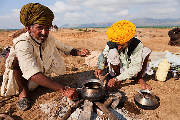 インドの男性の環境の中で火祭りプシュカル - india campfire desert camel ストックフォトと画像