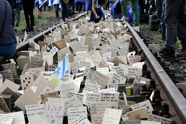 día internacional de conmemoración de las víctimas del holocausto - birkenau fotografías e imágenes de stock