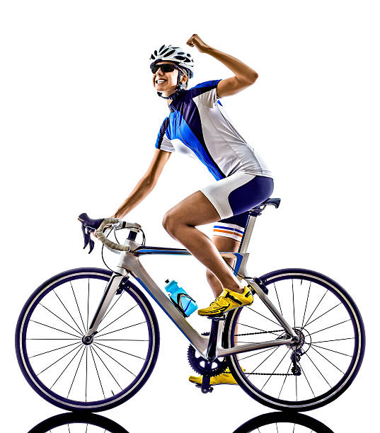 女性アイアンマントライアスロン選手マウンテンバイクでのサイクリング - triathlete ストックフォトと画像