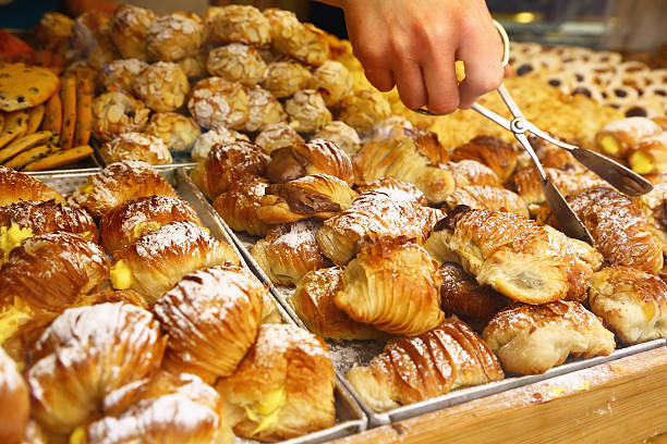 istock Italian sweets in a bakery of Rome 473627090