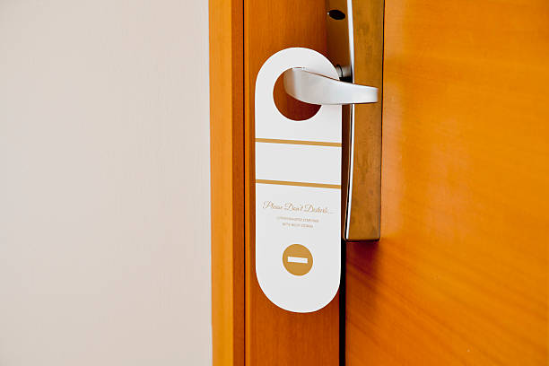 istock dont disturb sign on the door 473640444