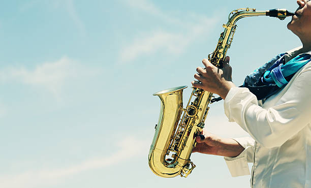 saxophonist spielen am saxophon - city life audio stock-fotos und bilder