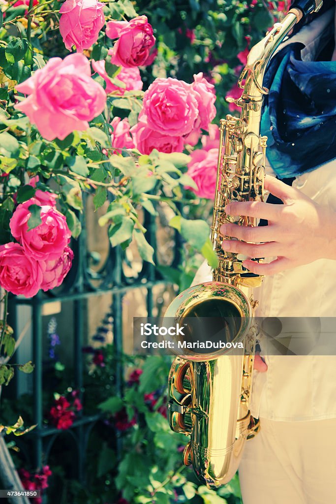 Saxophonist holding Saxophon - Lizenzfrei Im Freien Stock-Foto