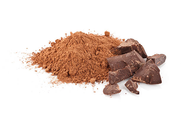 tierra de cacao y de chocolate, piezas aisladas sobre fondo blanco - polvo de cacao fotografías e imágenes de stock