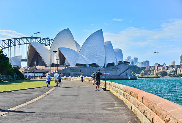 sydney opera hous'e harbour bridge em um dia ensolarado - sydney australia sydney opera house australia sydney harbor - fotografias e filmes do acervo