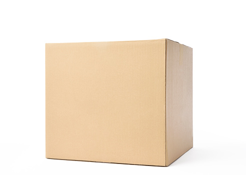 Fotografía de cubo aislado cerrado de la caja de cartón sobre fondo blanco photo