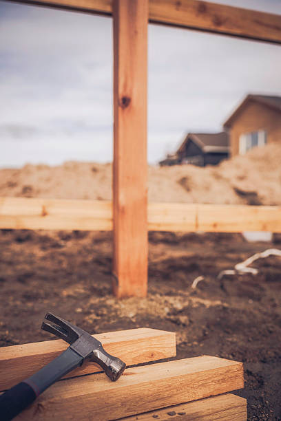 novo muro construção série.   quadro de madeira colocação.   diy - picket line fotos - fotografias e filmes do acervo