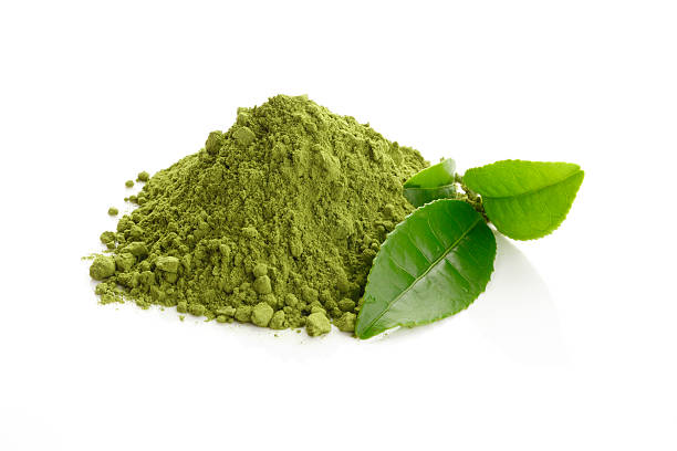 matcha/grünem tee pulverschnee und frischer grüner tee blätter - green tea stock-fotos und bilder