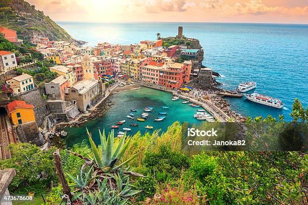 Photo libre de droit de Vernazza Village Et Splendide Lever De Soleil Cinque Terre Italie Europe banque d'images et plus d'images libres de droit de Italie