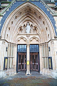t%C3%BCr-southwark-cathedral-in-london-r