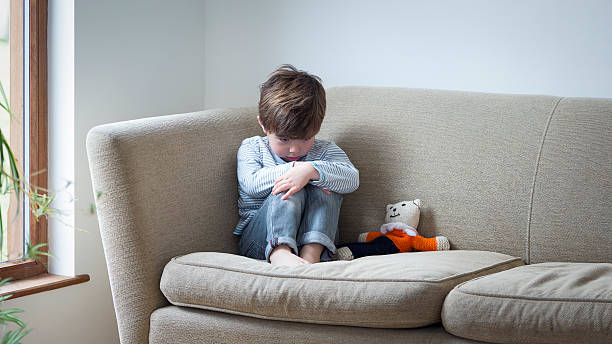 él no sentirse seguras en su propio hogar - sadness teenager little boys depression fotografías e imágenes de stock