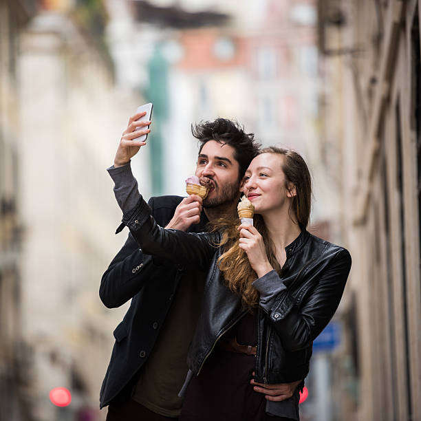 若いカップルは、ヨーロッパのバケーションをお楽しみいただけます。 - portuguese culture women ethnic smiling ストックフォトと画像